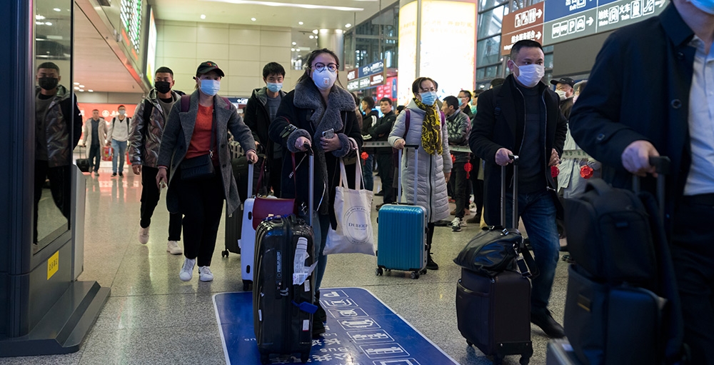 Menschen in China im Alltag einer Epidemie