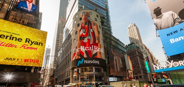 IPO von The RealReal auf dem digitalen Banner der Nasdaq in New York